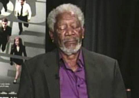 Vídeo: Morgan Freeman dorme em entrevista